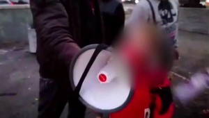 Polícia už pozná mená ľudí, ktorí na víkendovom proteste nechali deti vulgárne vykrikovať