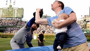 Otec roka! V jednej ruke dieťa, v druhej chytená loptička