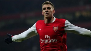 Bendtner žúroval s rozopnutými nohavicami po rane od ManU