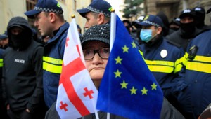 Polícia, represie, obvinenia: Protesty v Gruzínsku neutíchajú