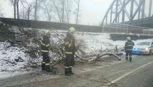 Miestami dosiahne vietor rýchlosť až 180 km/h. Pre tieto okresy vydali až tretí stupeň výstrahy