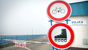 Dopravná značka ako darček? Hrozí vám basa