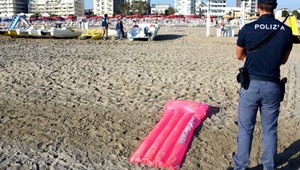 Na talianskej pláži napadli turistov, ženu opakovane znásilnili