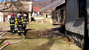 Rodinný dom v obci Kotmanová zachvátili plamene. Pri požiari prišli o život dve osoby