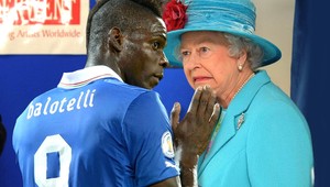 Balotelliho odkaz anglickej kráľovnej: Chcem pusu za víťazstvo!