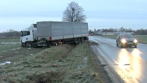 Kamionista (32) skončil v poli. Nafúkal 2,17 promile