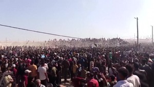 Zúfalí Palestínčania trpia hladom a bojujú o jedlo v humanitárnych centrách