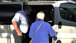 Odstavené sanitky a nesplatené lízingy: Seniorov do nemocnice vozí sám riaditeľ