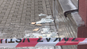 Kvôli trezoru sa vlámali do zlatníctva, no prezradil ich výbuch. Po zlodejoch pátra polícia