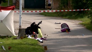 Vážna nehoda v Česku. Auto zrazilo kočík, jedno dieťa zomrelo, druhé je vo vážnom stave