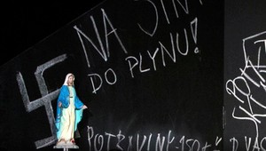 Hákový kríž v predstavení prekáža nominantovi ĽSNS aj organizátorovi protirómskych pochodov