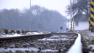 Mladú ženu našli sedieť na koľajniciach, záchrana jej života prišla v poslednej chvíli