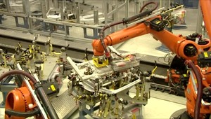 Do roku 2022 budú musieť preškoliť viac ako polovicu zamestnancov automobiliek