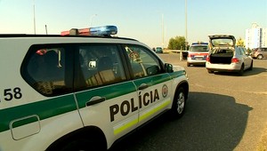 Opitý prifičal do krčmy na motorke, z nej ubzikol na policajnom aute!