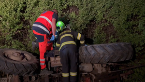 Na poli sa prevrátil traktor. Z nemocnice si vodiča rovno zobrala polícia