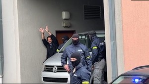 Eskorta priviezla Kaliňáka na súd. S úsmevom zamával do kamery, odpovedal na otázky TV JOJ