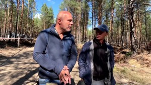 Štáb TV JOJ na Ukrajine: Príbeh Dmitra, ktorý pomáha pri exhumácii mŕtvych z masového hrobu