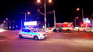Motorkár skončil pod kolesami policajného auta