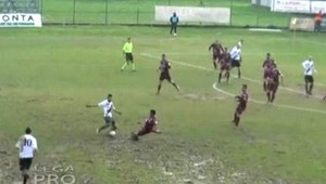 VIDEO. Tak to si pozrite! Gól zo 70 metrov po zblokovanej strele!