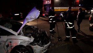 Sadol za volant a demoloval autá rad za radom. Na pomoc mu prišli obyvatelia sídliska