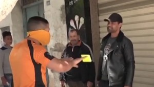 Rozhodca v Tunisku rozdával karty za rúška či vzdialenosti