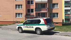 Rodinná tragédia v Košiciach. V byte našli mŕtveho muža a jeho ťažko zranenú manželku