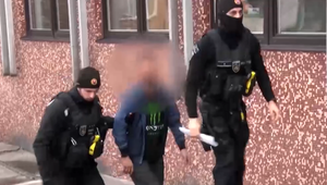 Chcel zabiť svoju matku, pretože mu nedala peniaze na alkohol. Políciu na seba zavolal sám