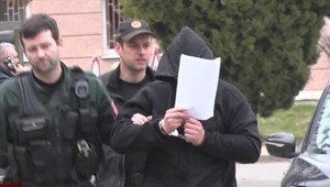 Škrtil ženu a hádzal do nej mikrovlnku. Násilník putuje do väzby