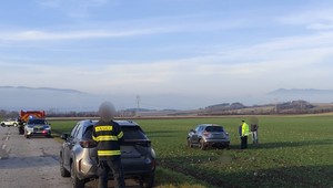 Tragická nehoda pri Martine: Auto po zrážke odhodilo druhé vozidlo na chodkyne, jedna zomrela