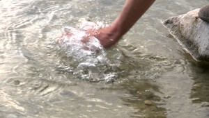 Ako dlho trvá, kým vám vo vode zvráskavejú prsty? Môže to poukazovať  na tieto choroby