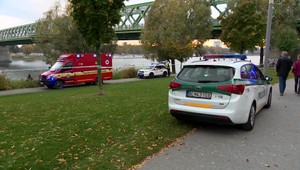 Na hladine Dunaja, za ministerstvom vnútra, spozorovali okoloidúci nehybné ľudské telo