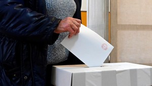 Hlasovacie lístky, ale aj perá, dezinfekcia či toaletný papier. Prípravy na voľby vrcholia