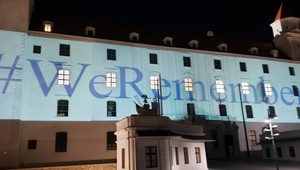 Aj bratislavský hrad hlása, že na obete holokaustu sa nezabúda ani 77 rokov po oslobodení Osvienčimu