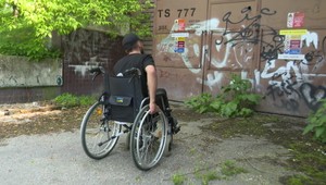 Neznámy páchateľ zaútočil na mladého muža, ktorý je teraz na invalidnom vozíku