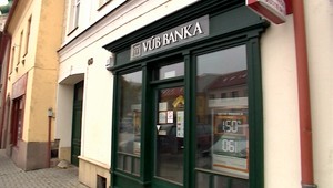 Prepad banky v Modre. Páchatelia so samopalmi si odniesli 50.000 eur