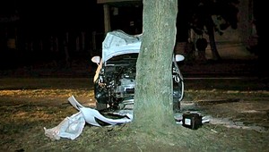 Roznášač pizze si pomýlil pedále, narazil do stromu