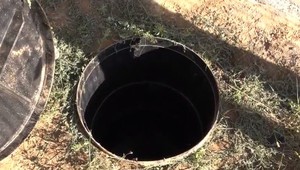 Obyvatelia 13 obcí sú nútení používať žumpy. Tie ale nemá kto vyvážať, výkaly tak končia v poliach