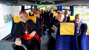 Pápež odignoroval papamobil, presunul sa autobusom