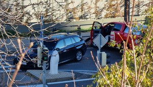 Záhadné poškodenie viacerých vozidiel. Policajti vyšetrujú okolnosti havarovaných áut