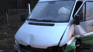 Auto plné dreva narazilo do nákladiaku. Pri nehode sa vážne zranila seniorka