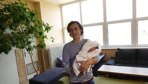 Žena začala rodiť na diaľnici, policajti ju sprevádzali do nemocnice