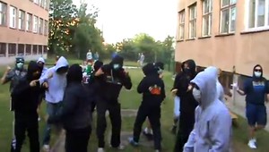 Tancujúci extrémisti. Polícia má obmedzené práva