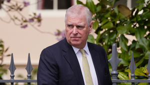 Má dôvod na paniku? Polícia ukončila prehliadky v bývalom sídle exprinca Andrewa!