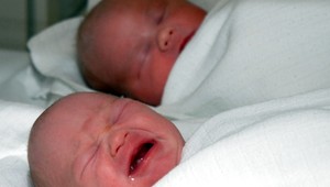 Bude sa rodiť menej dvojičiek, príkazom