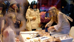 Kto vie lepšie zabaliť darčeky, ženy či muži? Pozrite sa...