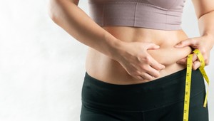 Poruchy príjmu potravy sa môžu prejaviť aj prejedaním sa