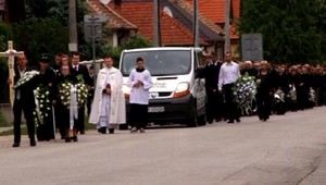 Pohreb Vanesky (†3). Príbuzní žialili! Ktovie, čo robili zlodeji