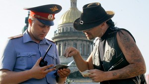 Policajt prehltol bankovky, aby zlikvidoval dôkazy