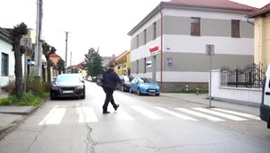 Dôchodca zaútočil na ženu v aute, všetkému sa prizerali jej plačúce deti