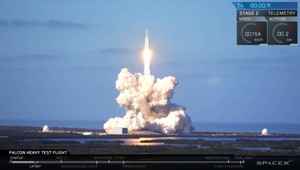 VIDEO: Úspešný štart rakety Falcon Heavy. Pri dopade sa zničila jedna z troch častí